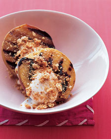 Grilled Peaches with Sweetened Sour Cream