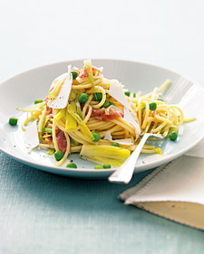 med102963 0107 leekpasta l todays recipe: Pasta with Leeks, Peas, and Prosciutto