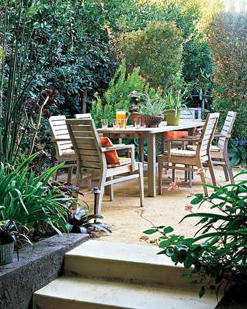 una casa con jardín/a house with a garden: November 2010